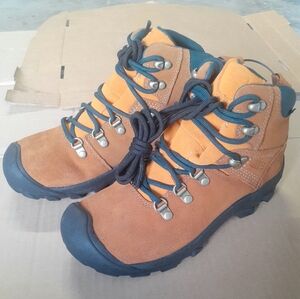 Women's Size 7 Hiking boots by Keen